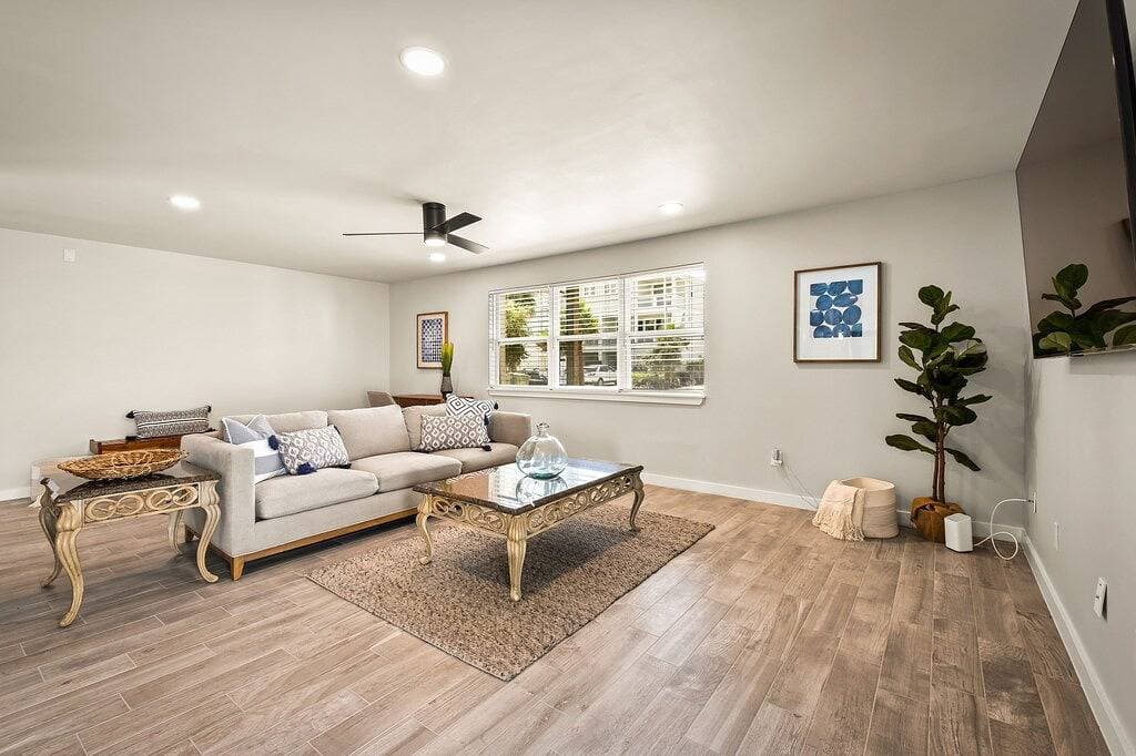Foto 4 von 18: Modern 1-Bedroom Beachside Retreat Steps to the Beach