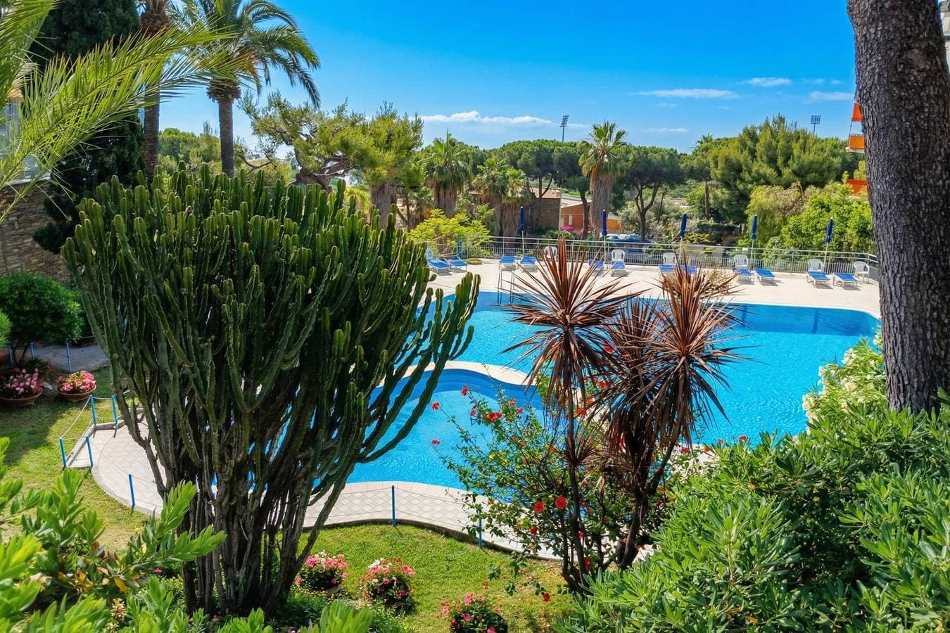 Foto 7 von 22: Bilocale Vista Mare con Piscina SeaView Balcony + Pool