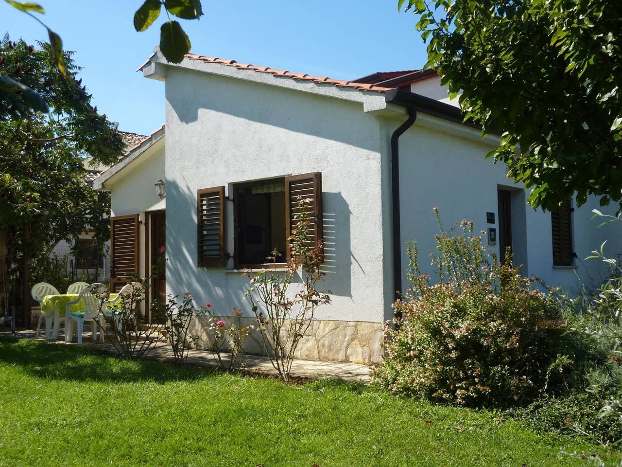 Foto 2 von 42: Freistehender Bungalow Perla mit Garten und Grill