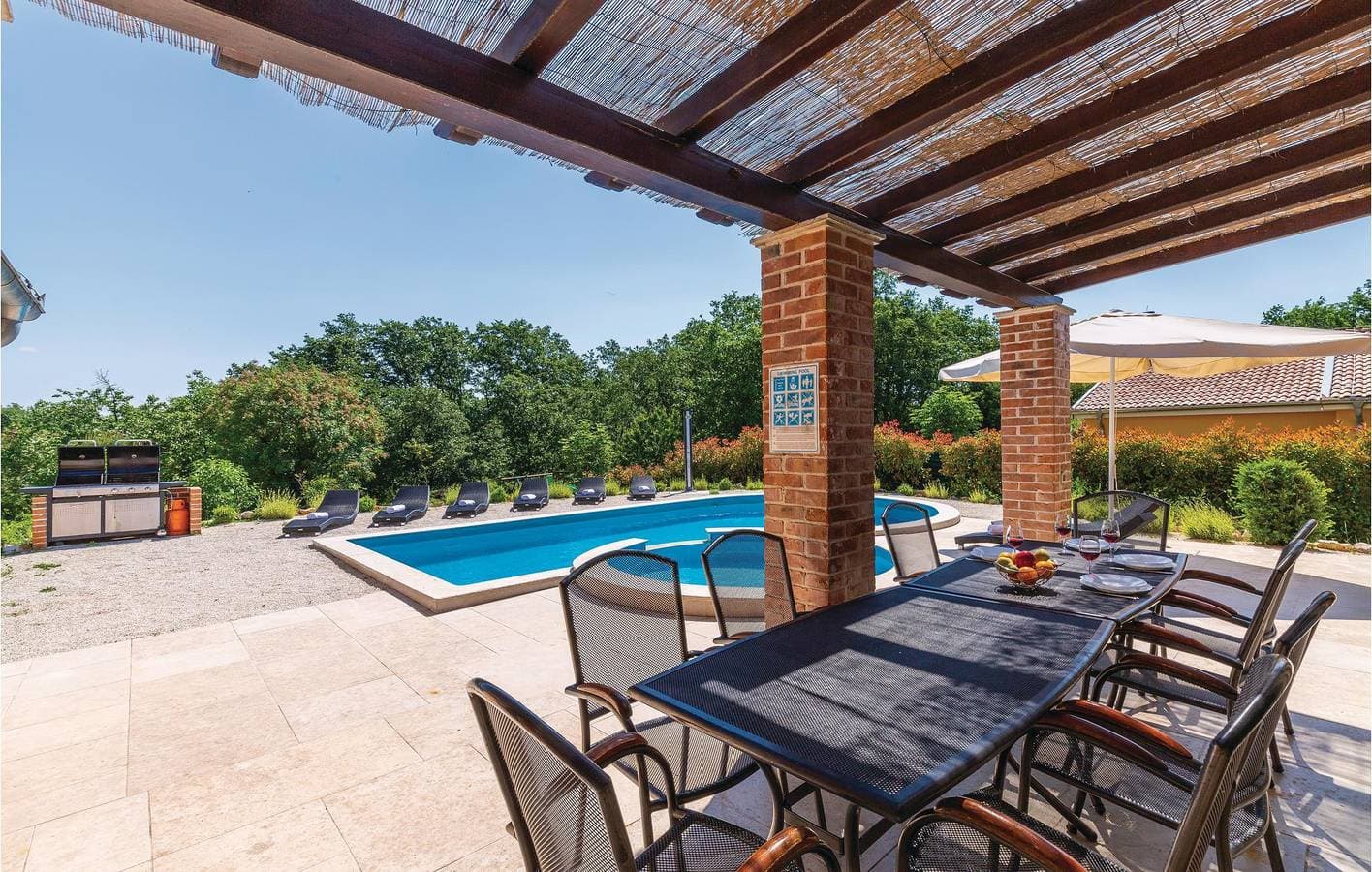 Foto 13 von 46: Geräumige 170 m² große Wohnung mit WLAN, Pool und Terrasse