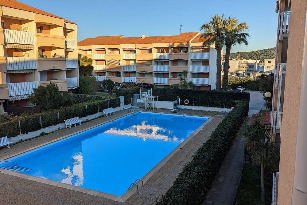 Air-conditioned T2 apartment 5 minutes' walk from Les Sablettes beach 1