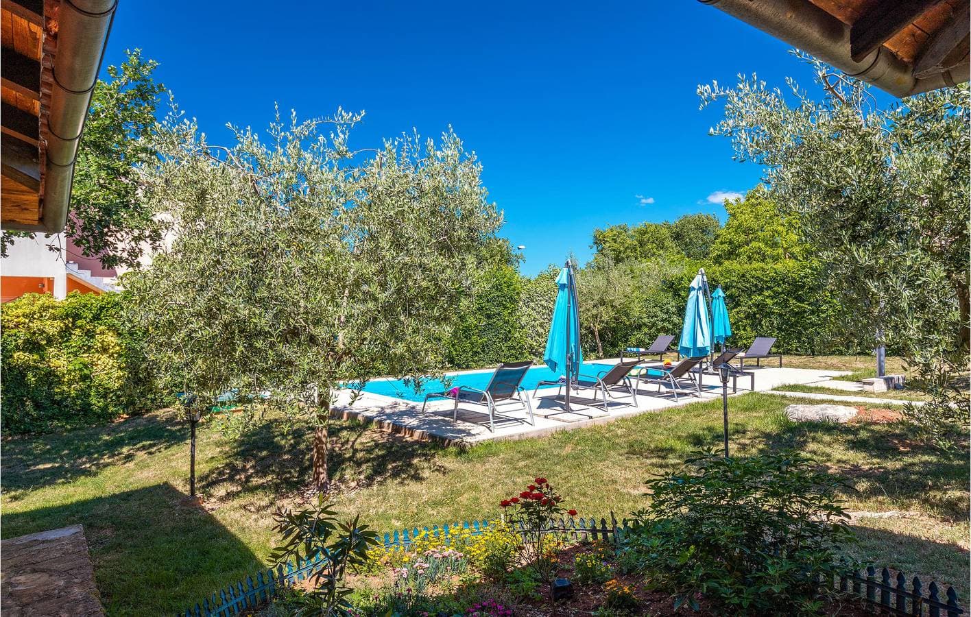 Foto 10 von 39: Geräumige 2-Zimmer-Wohnung mit Pool, WLAN und Parkplatz in der Nähe des Zentrums von Heraki
