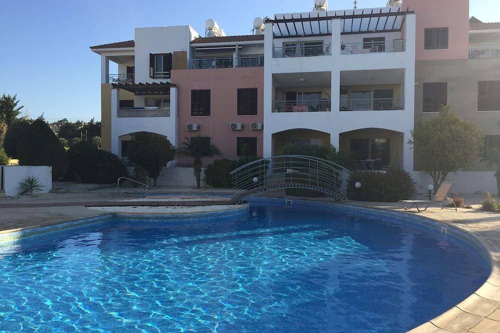2 Bedroom Ground Floor Apartment Close to Shops, Restaurants, Old Town and beach 1