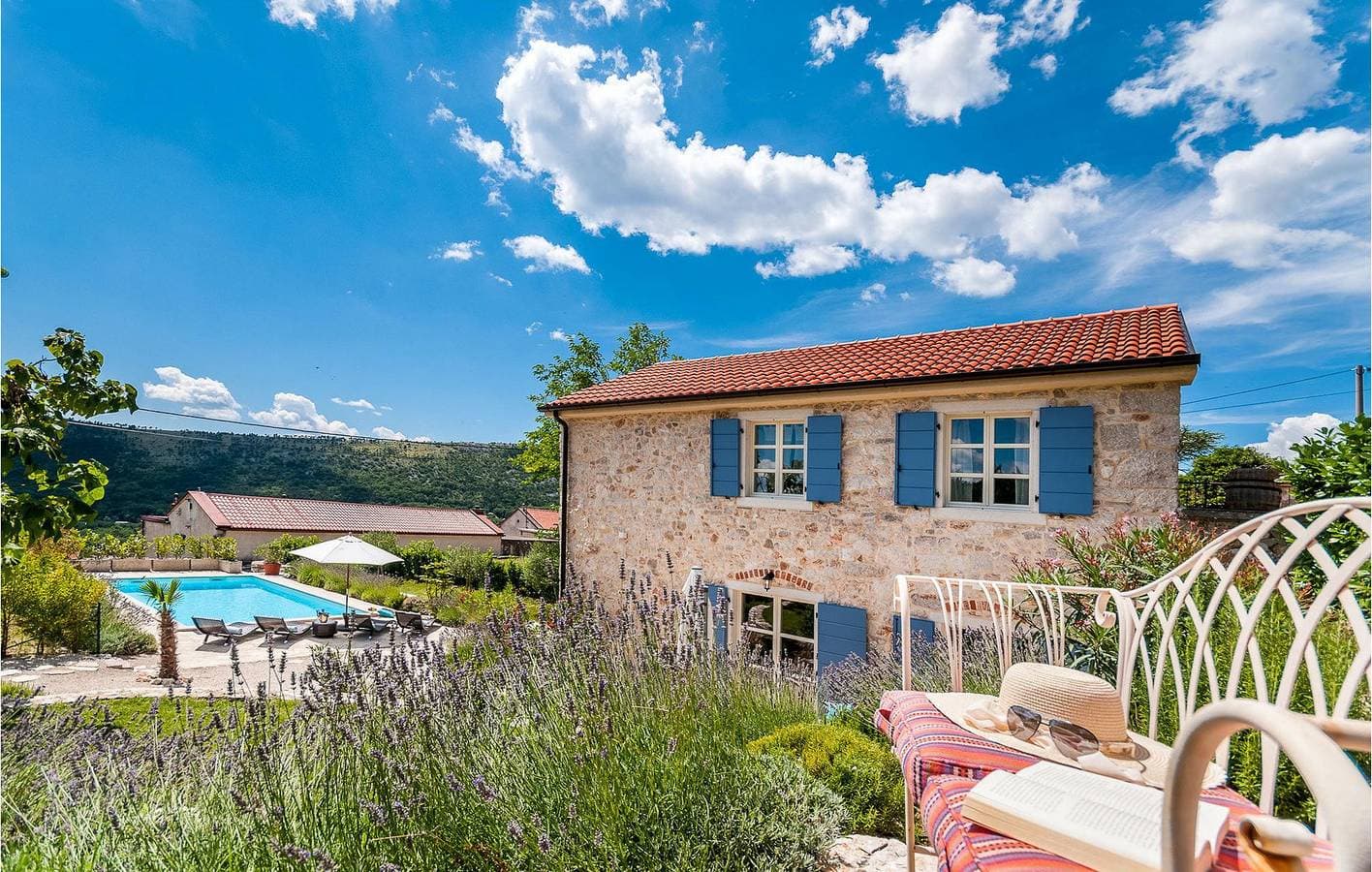 Foto 4 von 42: Gemütliche 1-Zimmer-Wohnung mit Pool, WLAN und Parkplatz in der Nähe des Zentrums von Bribir