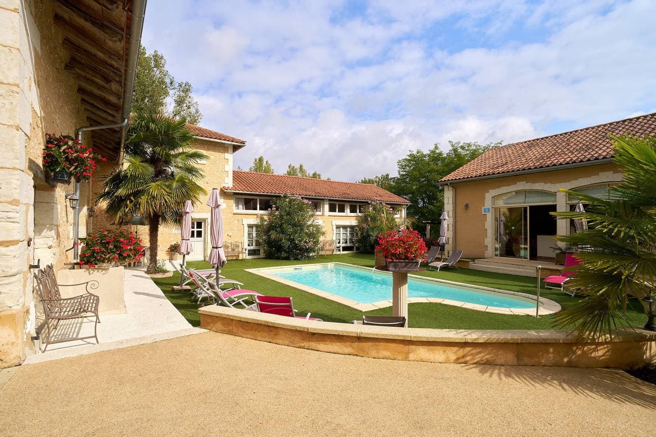 Foto 8 von 32: Périgord Elegant – Gästezimmer 'Le Pré Fleuri' mit Pool im Herzen des Ribéracois