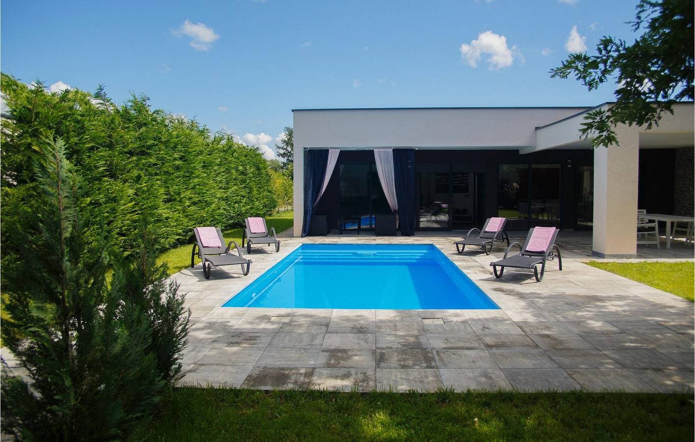 Foto 8 von 40: Geräumige 2-Zimmer-Wohnung mit Pool, Parkplatz und WLAN in der Nähe von Restaurants und dem Stadtzentrum