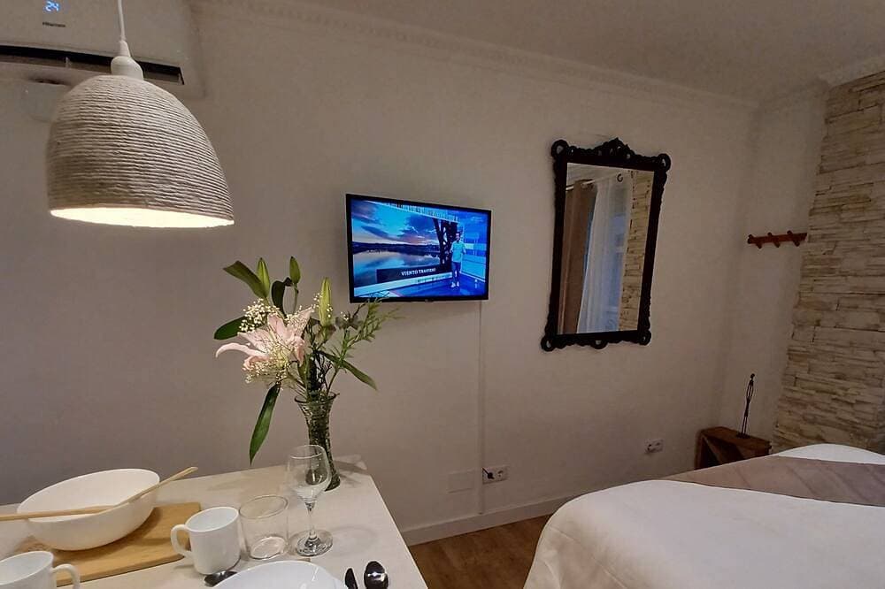Foto 11 von 30: Fantastic central and romantic studio 5 min. from the beach-Wifi-Aire Acon.