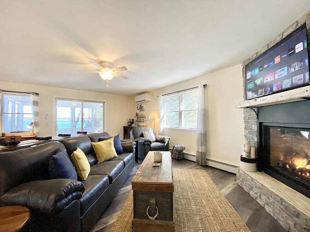 Foto 11 von 29: Beachfront Breezes 20 Steps To Water w/ Beach Firepit & Grill Near Acadia