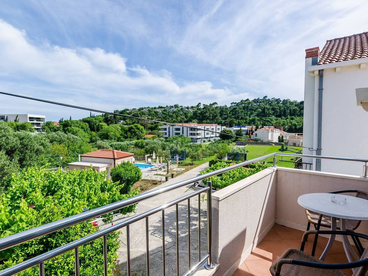 Foto 6 von 16: Apartments Mali Paradiso - Two Bedroom Apartment with Balcony and Pool View (A4)