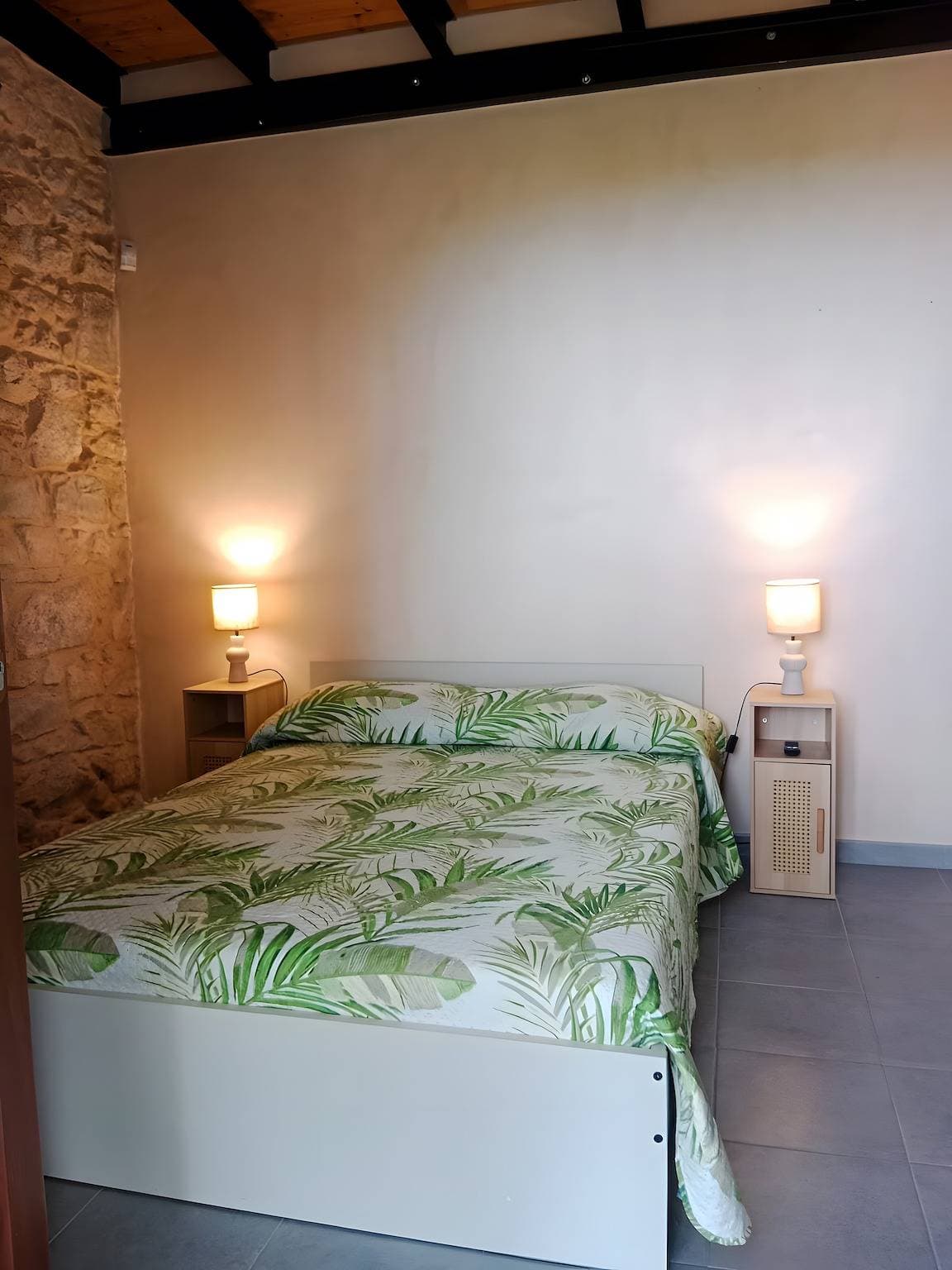 Foto 7 von 23: Zimmer 'Vigna Di Pettineo - N6' mit Gemeinschaftspool, privater Terrasse und Klimaanlage