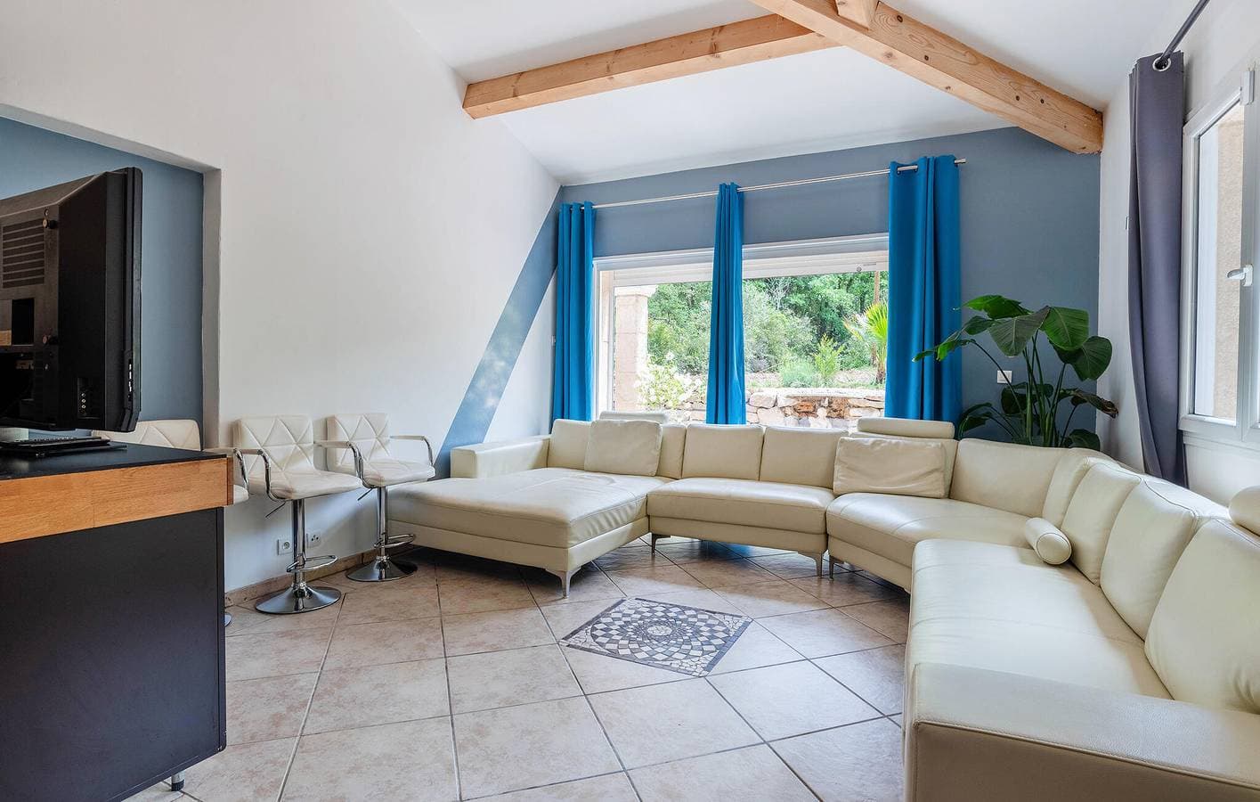 Foto 3 von 26: Modernes Apartment mit Pool, Parkplatz & WiFi - 2km nach Le Val