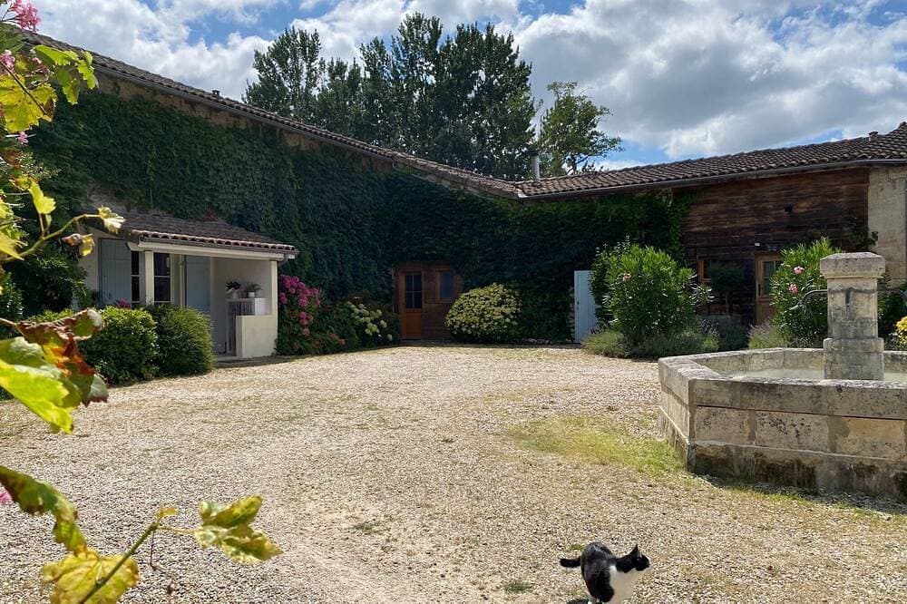 Foto 7 von 16: Charming Cottage for 2–4 Guests, in a Park with Swimming Pool