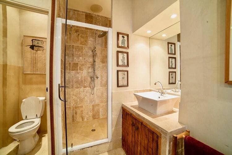 Foto 2 von 6: Double Room with Private Bathroom