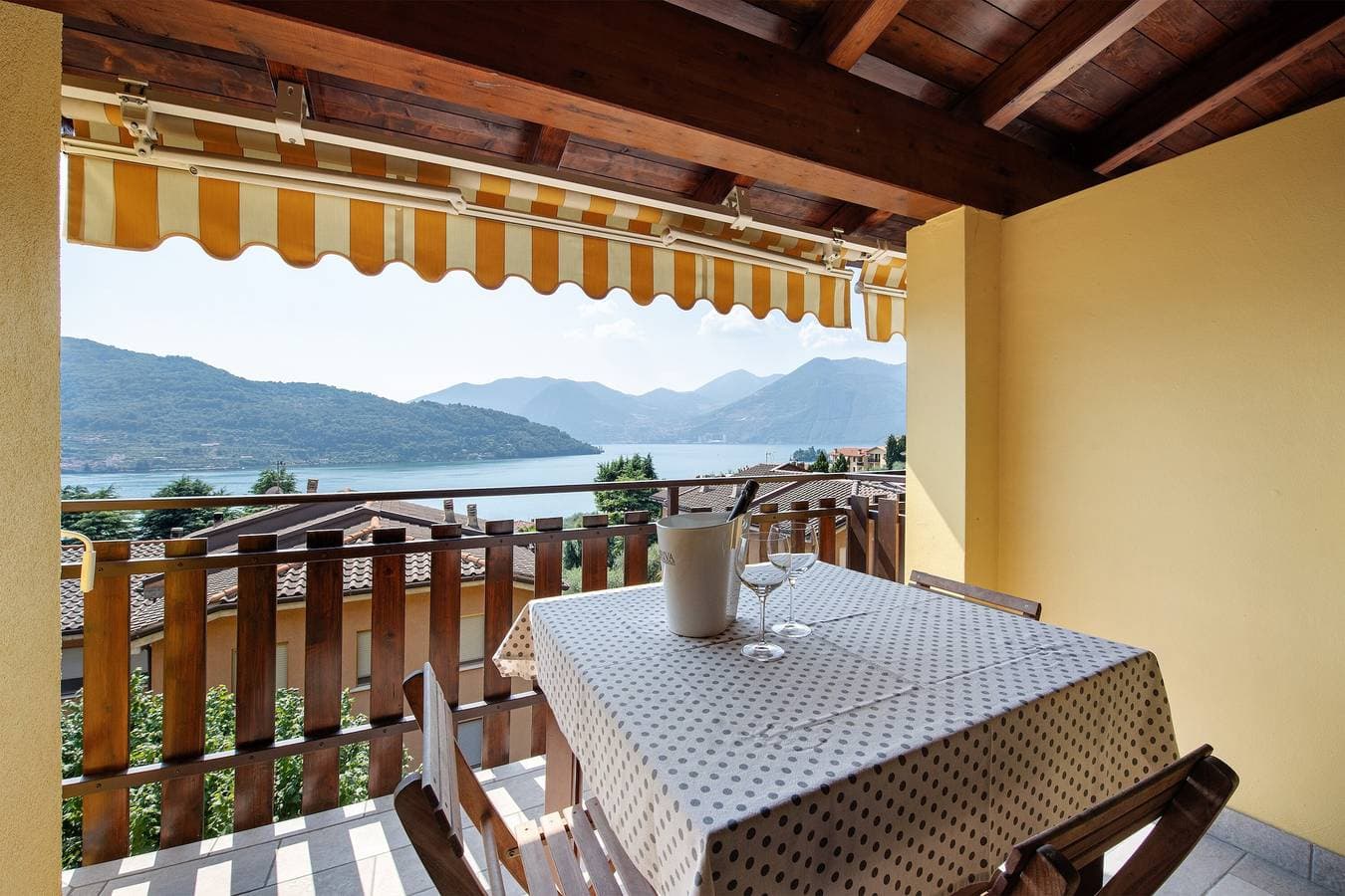 Foto 2 von 21: Ferienwohnung 'Miralago Marone' mit Seeblick, privatem Balkon und Wi-Fi