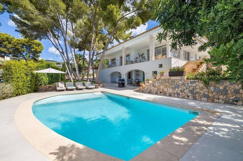 Luxury Villa. Heated pool. Sea & Mountain views 1