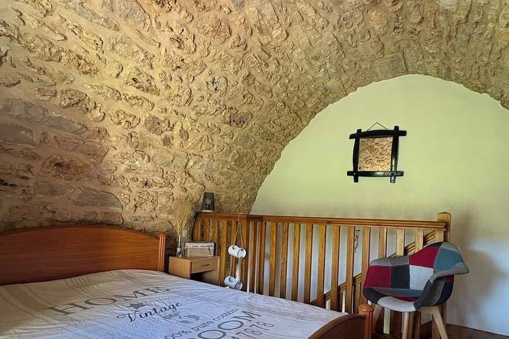 La Jassette furnished room 1