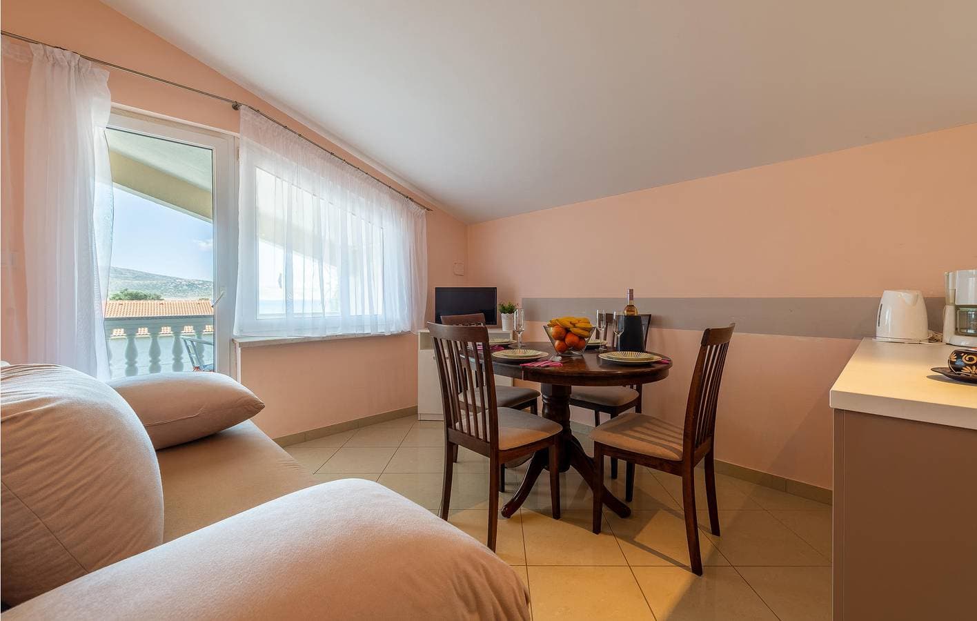 Foto 3 von 23: Apartment mit Meerblick, Terrasse, Küche und WLAN – 1 km zum Strand