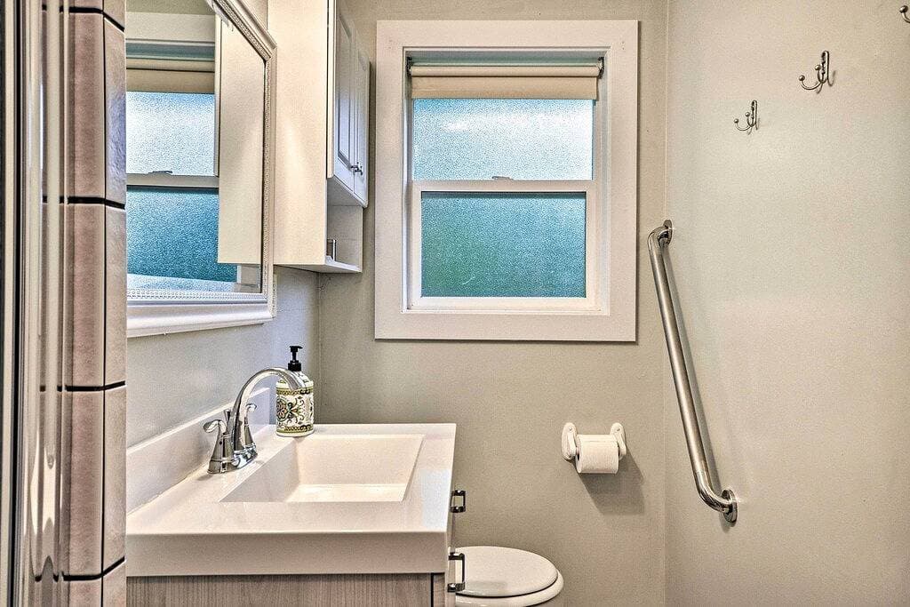 Foto 12 von 25: Downtown Home w/ Patio - Walk to Shops & Dining!
