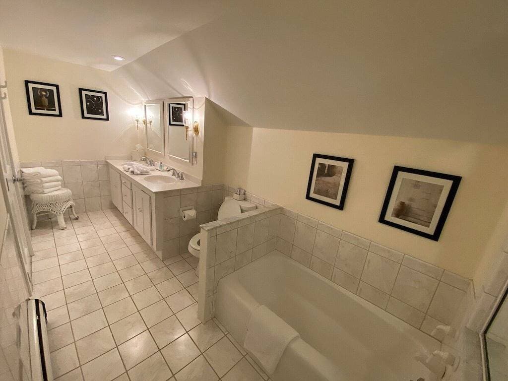 Foto 2 von 19: Deluxe King, Wohnzimmer mit Schlafsofa & Kamin