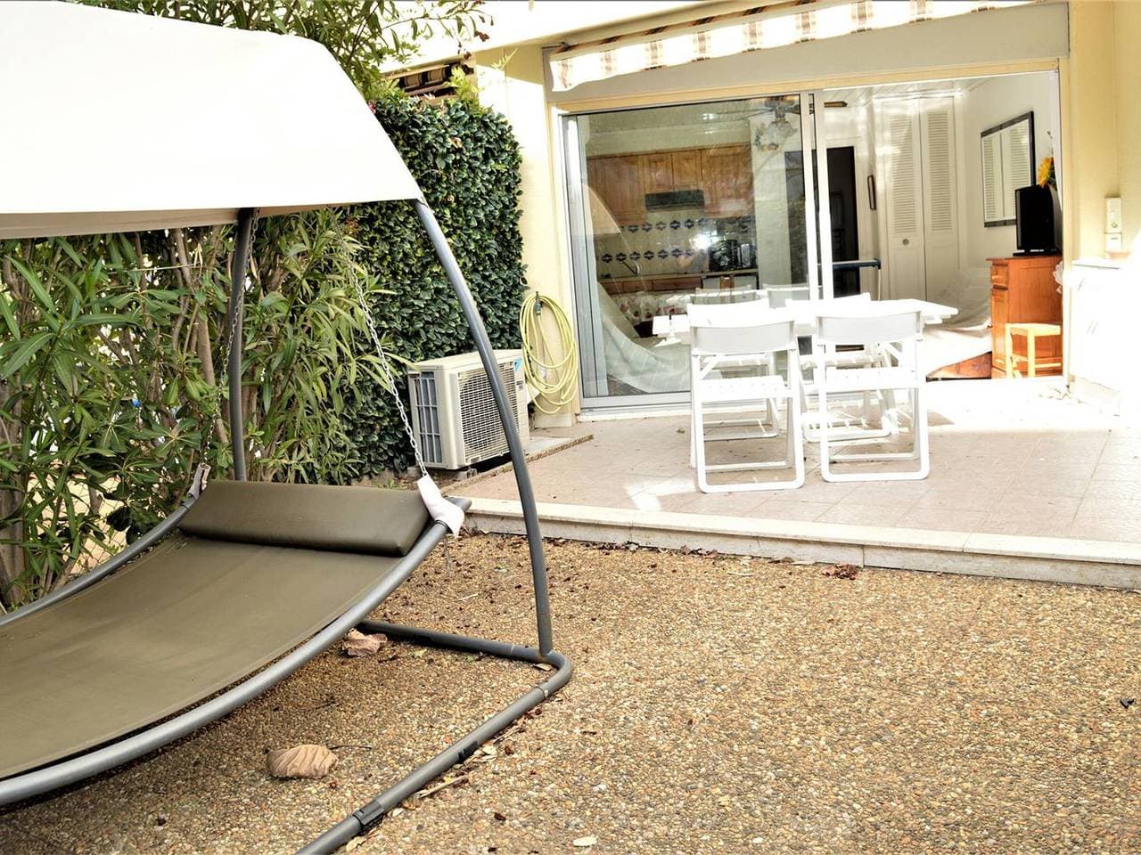 Foto 9 von 18: Klimatisiertes Studio am Strand mit Terrasse und privatem Pool in Cavalaire, für 4 Personen