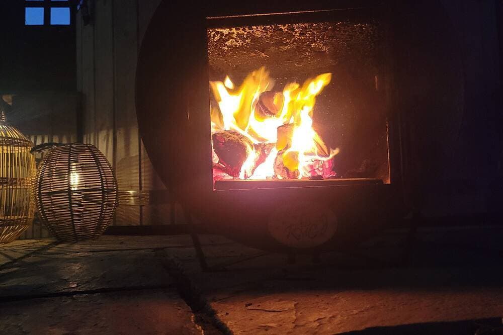 Foto 7 von 21: Birch Cottage: Sternenbeleuchtete Bäder und holzbeheizter Whirlpool