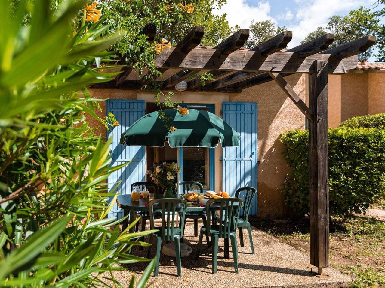 Foto 13 von 16: Ferienhaus „21 Les Mazets de Gaujac“ mit Gemeinschaftspool und Garten
