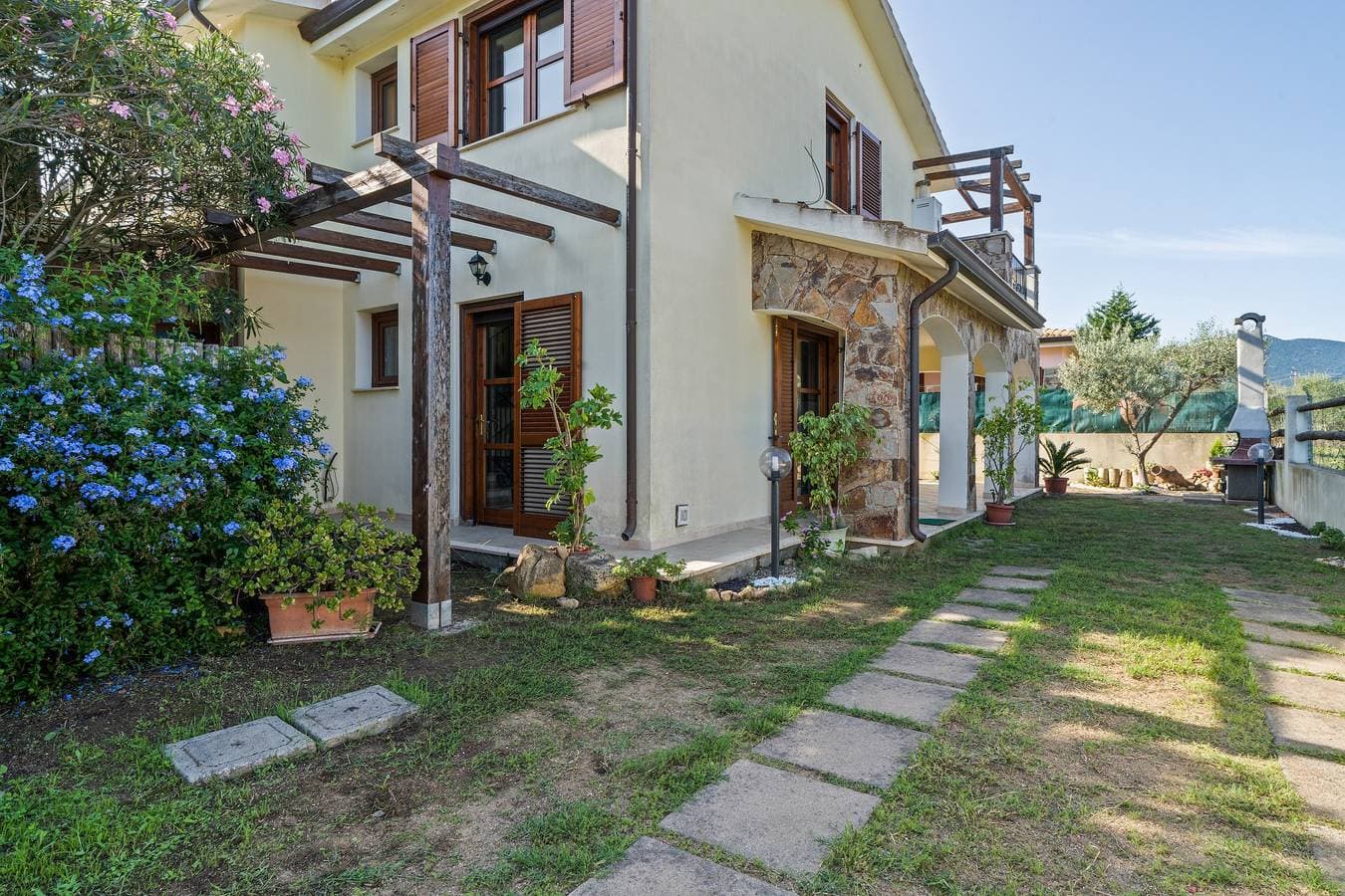 Foto 5 von 25: Ferienhaus Villamara mit Terrasse, Bergblick und Garten; Parkplätze vorhanden