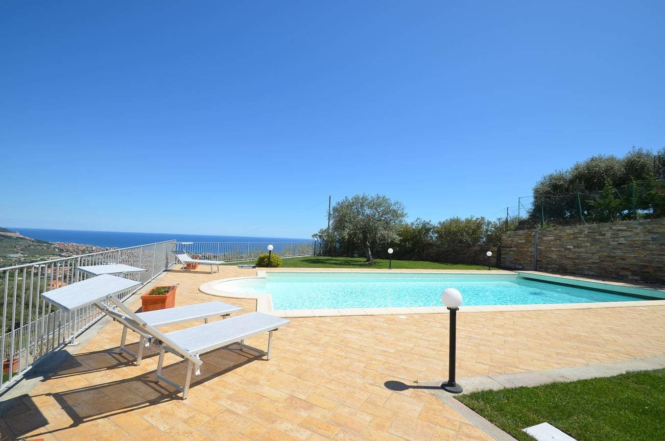 Foto 13 von 39: Elegante Pool-Villa mit fantastischem Meerblick und Garten