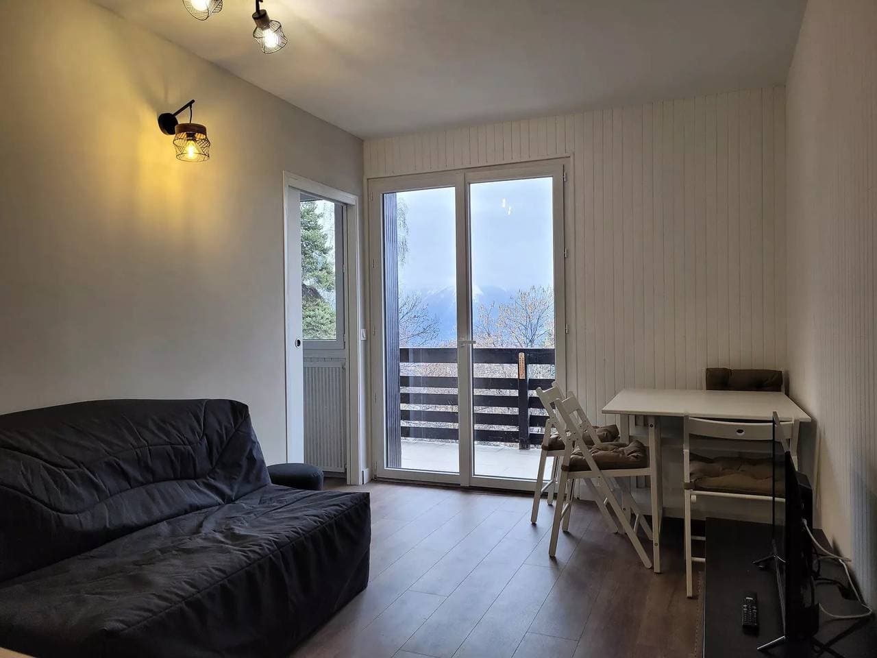 Foto 8 von 13: Studio von 34m2, 4 Personen belichtet Ost, Balkon mit schöner Aussicht auf das Tal