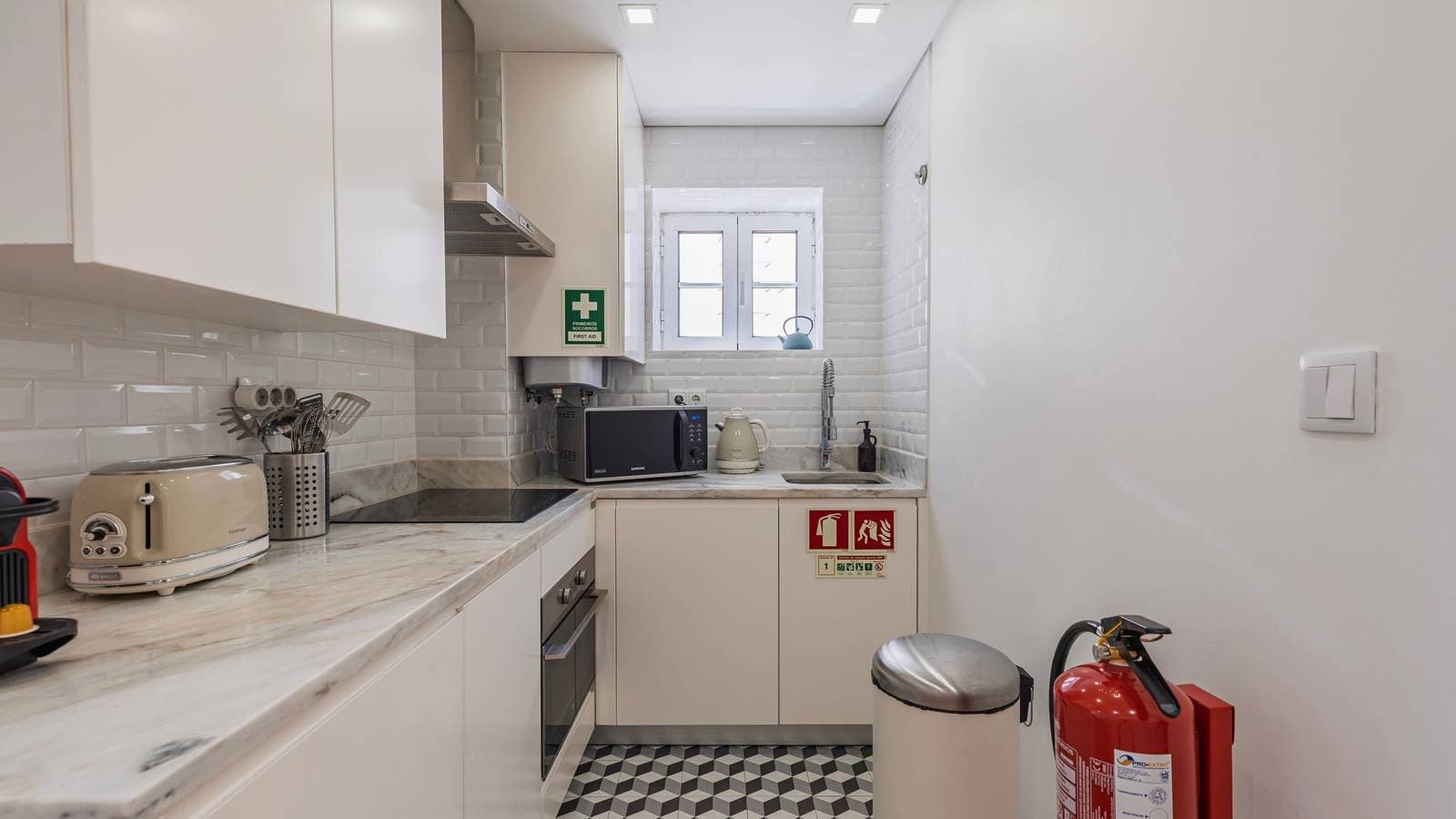 Foto 13 von 29: Bright 1Br Flat in Bairro Alto by LovelyStay