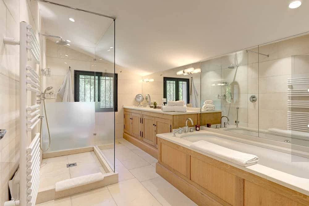 Foto 11 von 28: Stylish 4-Bedroom Design Villa with Pool, Gym & Open Valley Views – Côte d’Azur