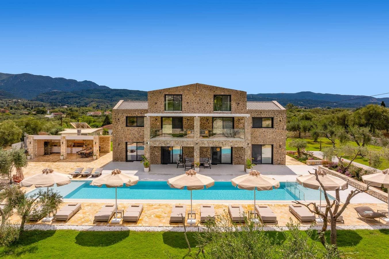 Foto 9 von 50: Villa für 14 Personen mit Garten