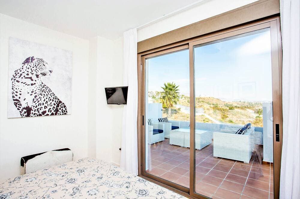 Foto 3 von 30: Neue 2 Br / 2 Bad Reihenhaus Apt Cala de Mijas mit Blick auf Golf, Berge und Meer