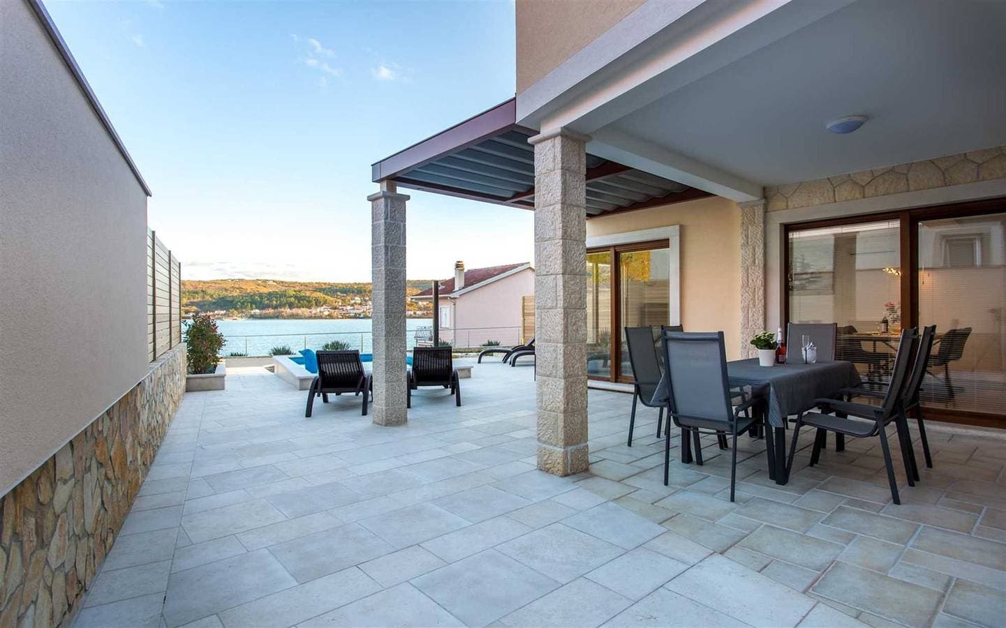 Foto 8 von 43: Strand Villa Ema mit Panoramablick auf das Meer, Pool, Garage, Grill & Spielzimmer