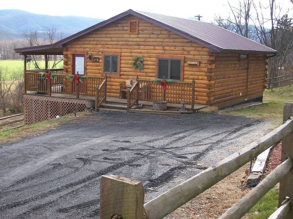 Foto 10 von 45: Potomac Overlook, New Log Cabin Vor Eingang zum Loch Smoke