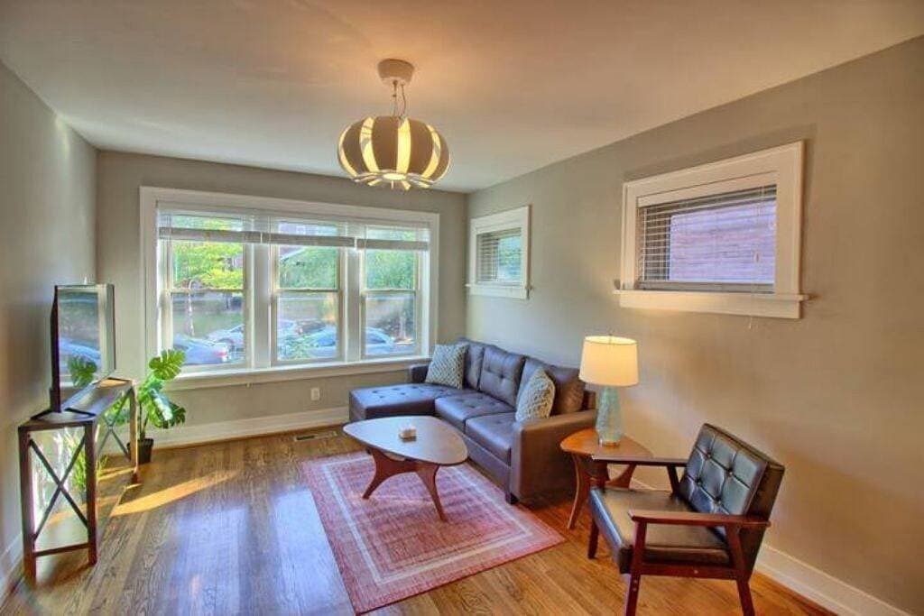Foto 10 von 26: Stunning Minimalist Gem | Fenced Backyard + W/D