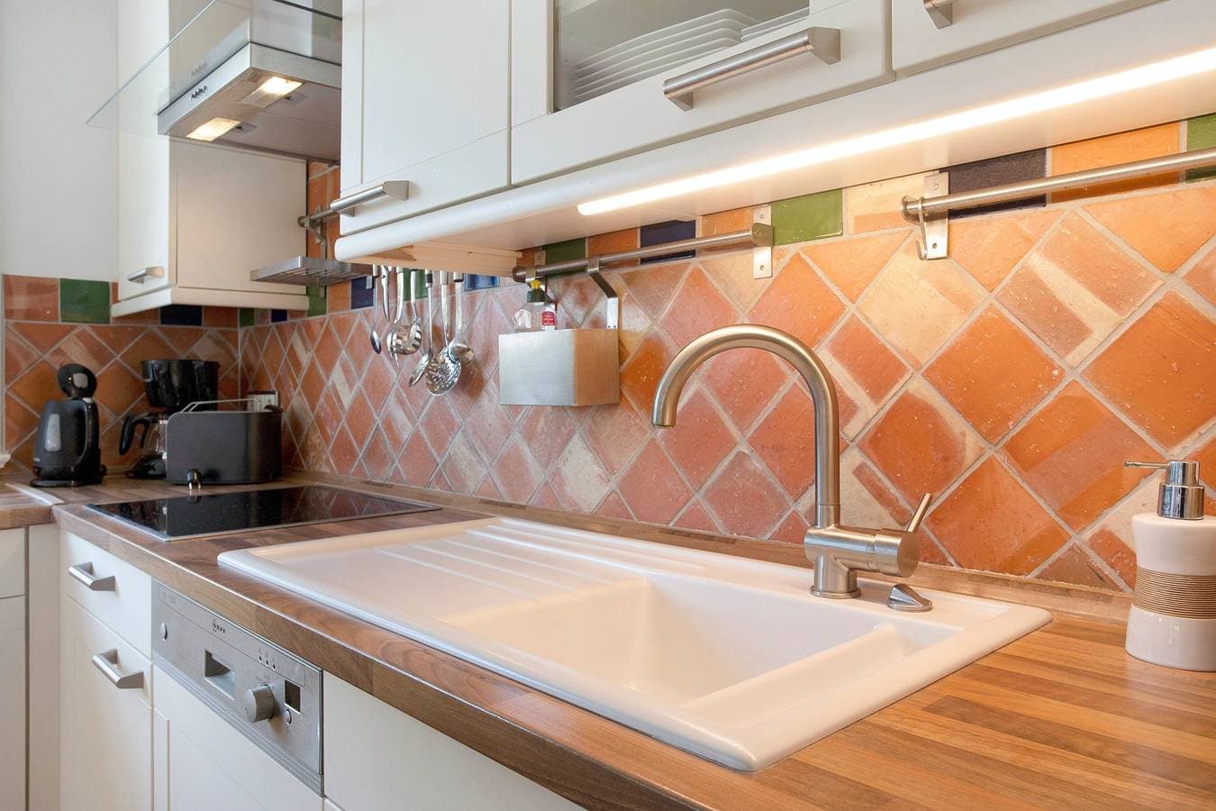 Foto 2 von 29: Ferienhaus "5 Sterne Reetdachhaus Wildröschen" mit privaten Terrassen, Garten und WLAN