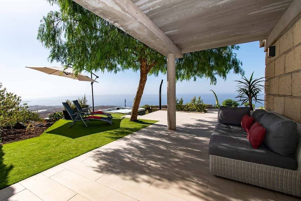 Infinity House. Ocean View hot tub. 1