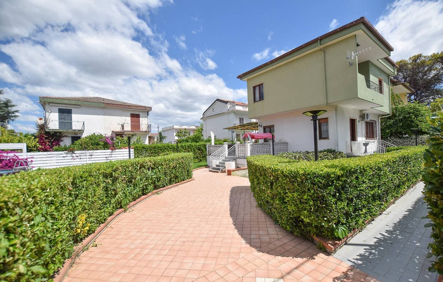 Foto 5 von 33: Appartement am Strand mit Pool, Terrasse und Garten