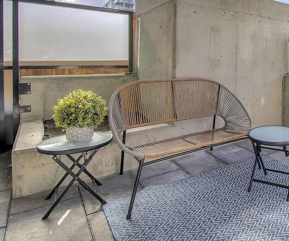 Foto 8 von 49: Vibrant & Modern Condo with Patio near Lrt