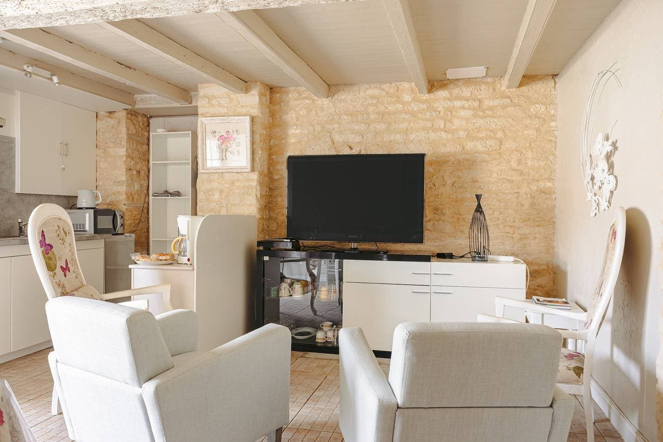 Foto 3 von 21: Ferienhaus 'Gîte Romantique De Type Charentais' mit gemeinsamer Terrasse, WLAN & Klimaanlage
