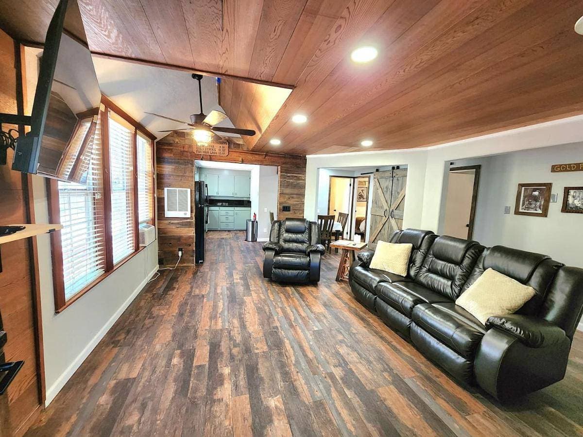 Miners Suite-Centrally Located in Shaver Lake 1
