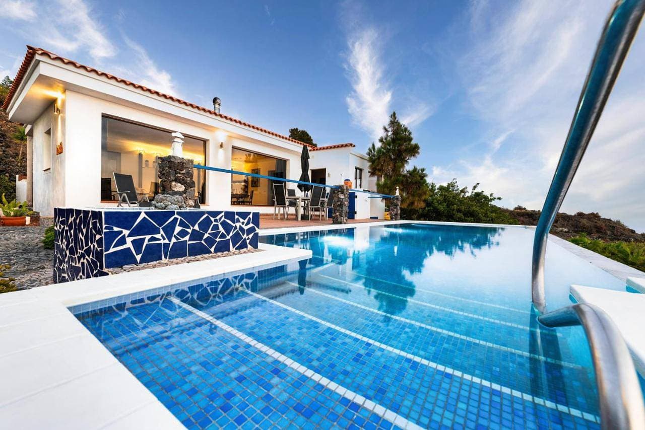 Foto 2 von 5: Two-Bedroom Villa with Sea View and private pool (4 Adults)