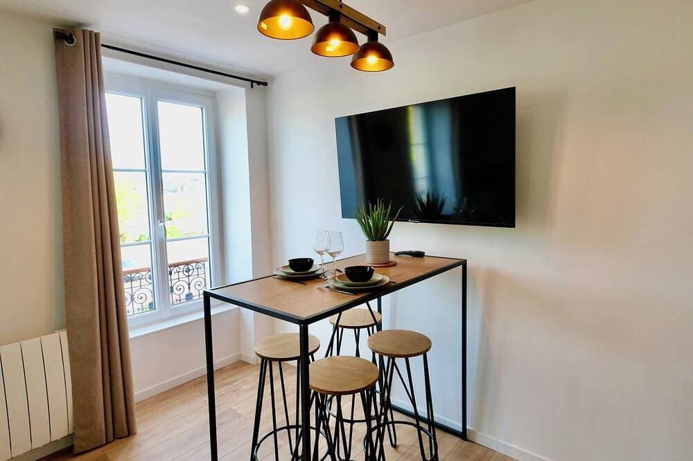 Foto 7 von 12: D-Day Suites - carentanlocation.fr: Avallon Downtown, 2 people, 2 minutes from the train station