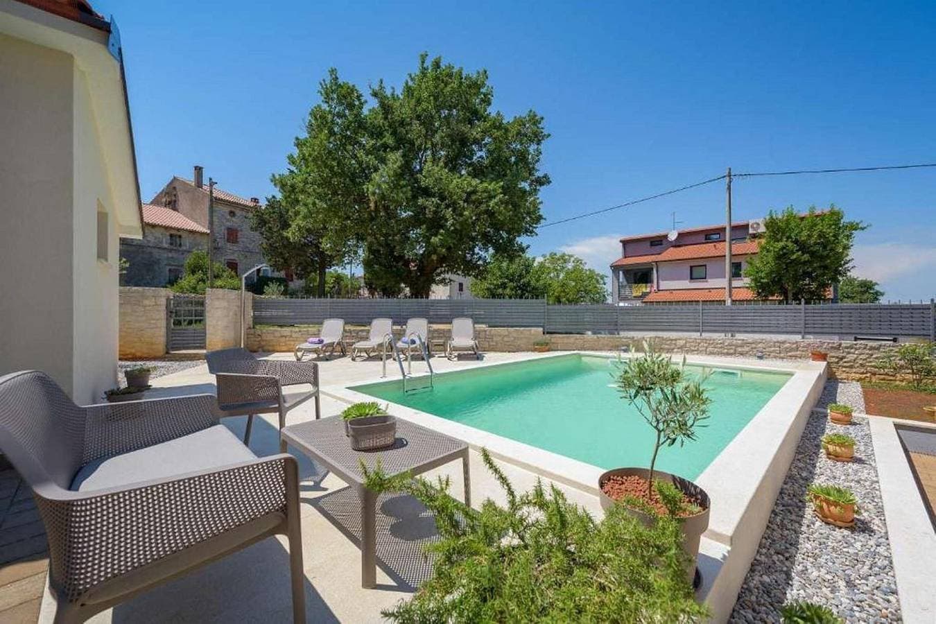 Malerische Villa mit Privatpool, mediterranem Garten, Outdoor-Kueche, Waschmaschine, Trockner 1