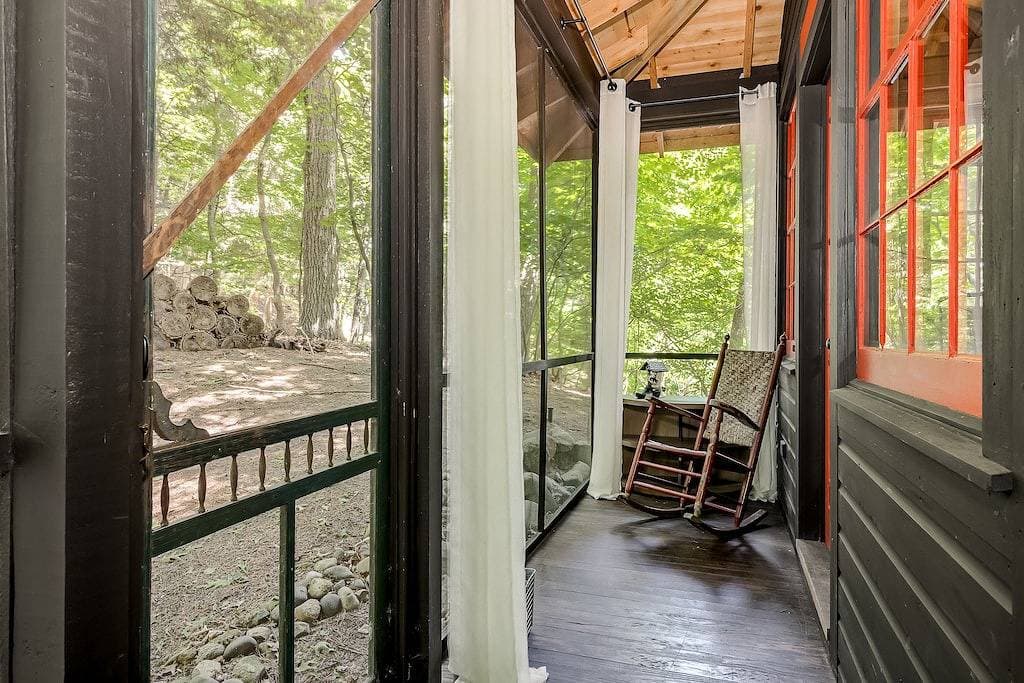 Foto 11 von 16: Treetop Studio on the Dune / Outdoor Shower + Hot Tub / Glamping
