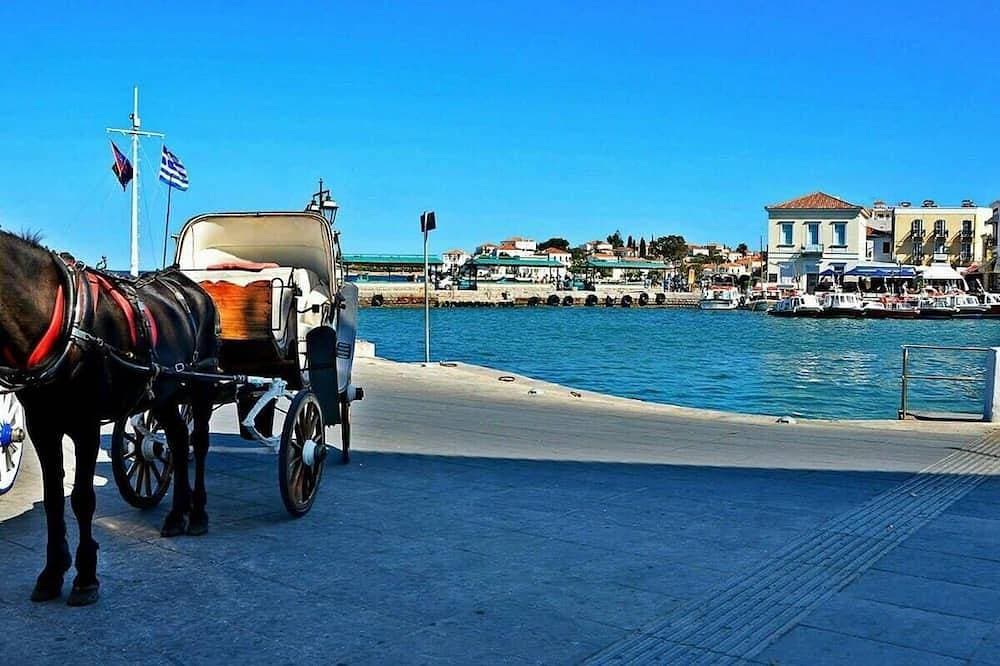 Foto 7 von 11: Mata, Feiertage in bunten Spetses