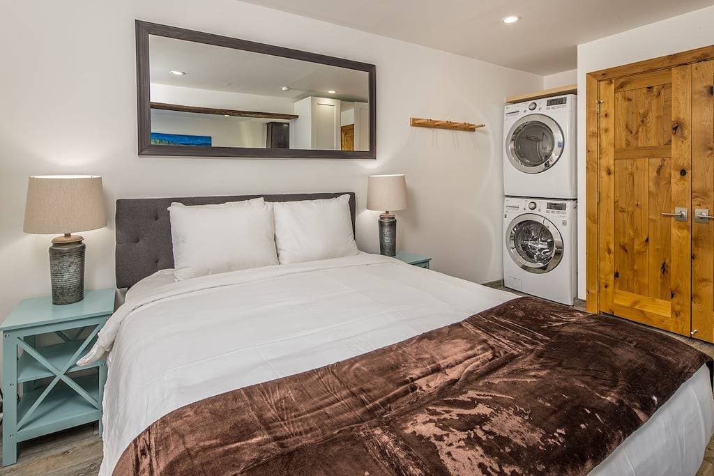 Newly remodeled studio w/gorgeous mountain views near Big Sky Resort - Hill Condo Lookout 1