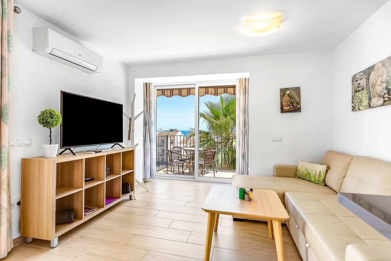 Foto 4 von 25: Ferienwohnung 'Torreblanca Deluxe Holiday Home' mit Meerblick, Gemeinschaftspool & WLAN