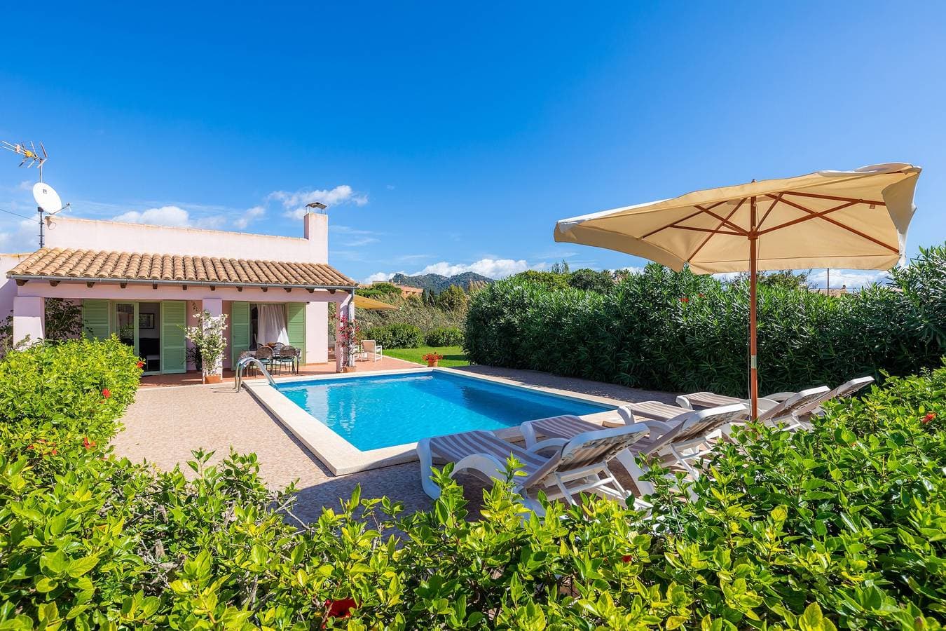 Foto 3 von 35: Klimatisiertes Ferienhaus am Meer mit Pool, Garten, Terrasse und WLAN